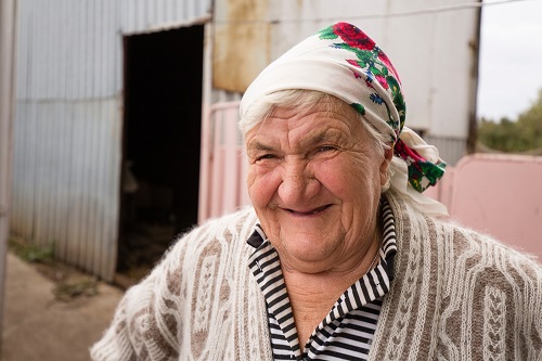 82-years-old Taisiya Gregorivna is receiving medical care and mental health support from MSF via its mobile clinic in Pavlopil.