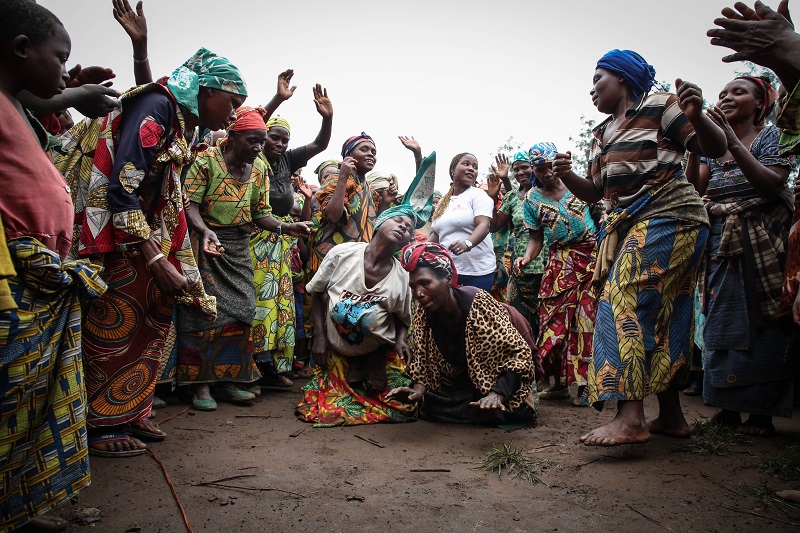 Sifa Banzira Clementine, MSF mental health supervisor during a theater and dance performance outside of Mweso school - which has turned into an IDP camp - together with a group of displaced women. Photo: Sara Creta/MSF
