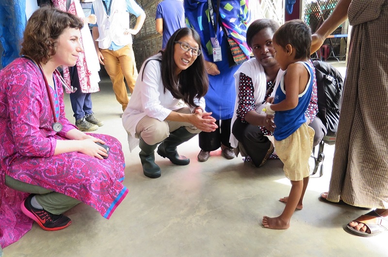 MSF International President Joanne Liu meets Dr Cross's 10-year-old patient as she recovers from tetanus at Kutupalong Health Facility. Photo: Amelia Freelander/MSF
