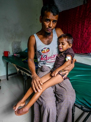 Dr Cross's young tetanus patient and her father. Photo: Ian Cross/MSF