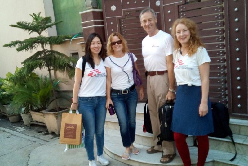 Virginia with colleagues outside the clinic. © Virgina Lee / MSF