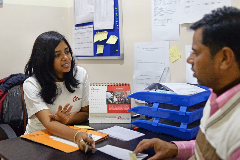 MSF Dr Sevantee Ghosh speaks to a patient who is currently undergoing treatment at the hepatitis C clinic in Meerut.