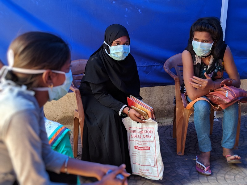 Pooja speaking at a support group meeting in MSF’s independent clinic in Govandi, Mumbai. Photo credit: Padma Priya/MSF