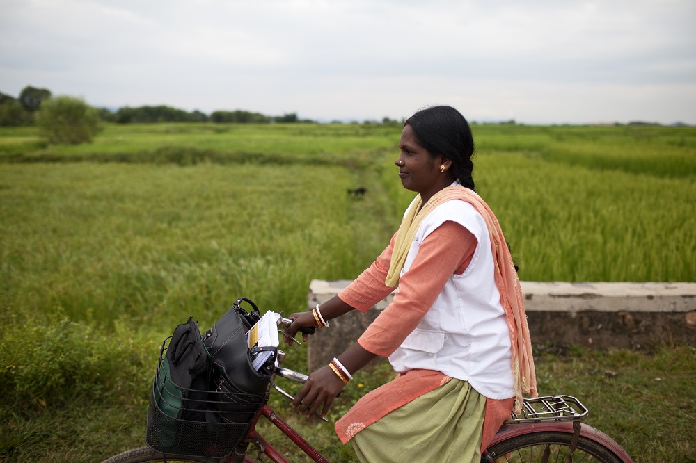 MSF Health Educator Subhashini sets off for her day’s work in the morning from her home outside Chakradharpur town. She cycles 20 minutes to the MSF office one-way.