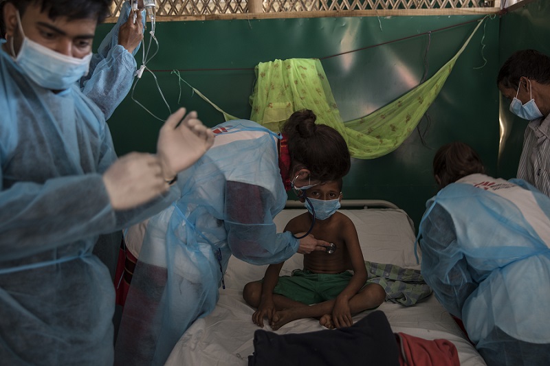 A patient being given diphtheria anti-toxin by MSF doctors in a diphtheria treatment centre. Photo: Anna Surinyach