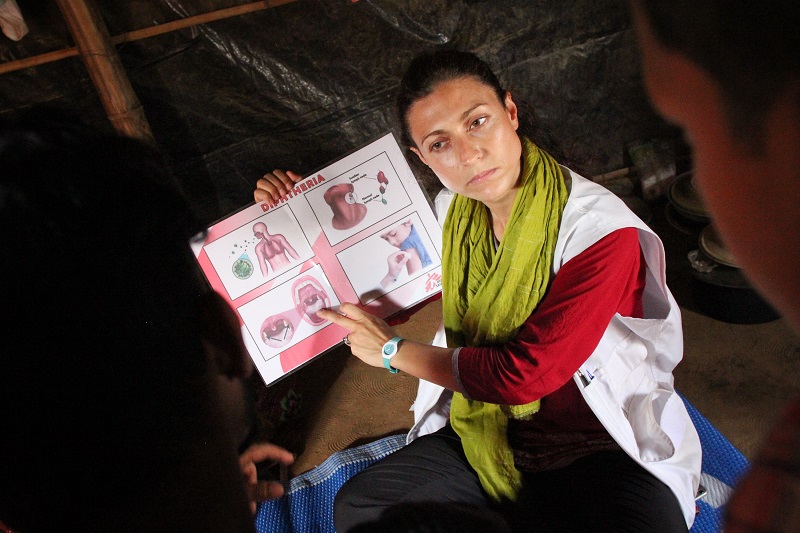 An MSF health promotor providing people with information on how diphtheria is transmitted and how to prevent it. Photo: Sara Creta