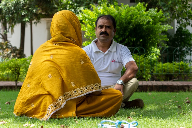 MSF Health Promoter Chhavi Kumar giving counselling to Zoya. Photo: Vaishnavi Singh/MSF