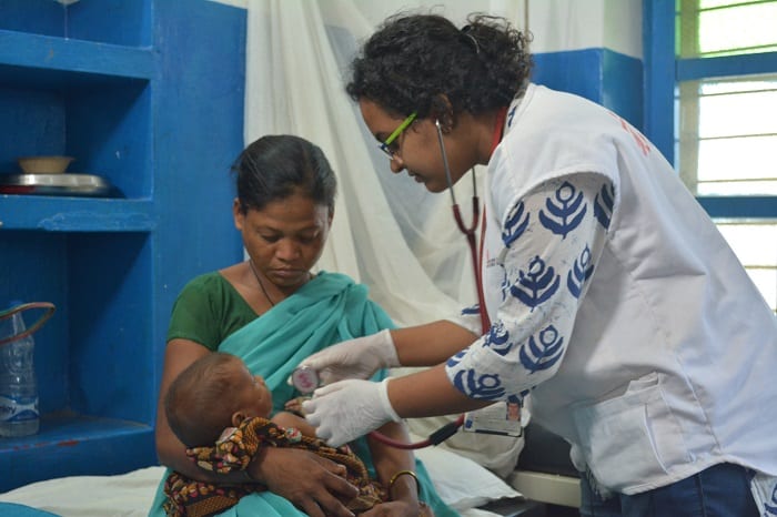 MSF Doctor Purva Kher checks the vitals of the infant who has been admitted in the IPD of our mother and child health centre in Bijapur