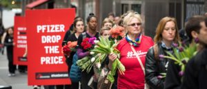 Dozens of volunteers from MSF delivered a petition with the names of nearly 400,000 people to Pfizer global headquarters in New York, asking to reduce the price of the pneumonia vaccine to $5 per child in developing countries. Photo: Edwin Torres