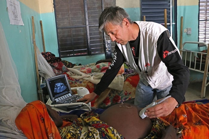 February 2017 – Dr Henryk Mazurek, MSF gynaecologist-obstetrician at the Bol regional hospital, conducts an ultrasound on a patient who is about to deliver twins, prior to obstetric surgery.