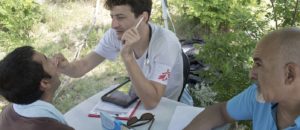 An MSF medics examines a patient close to the town of Horgos, Serbia. Photo: Marko Drobnjakovic