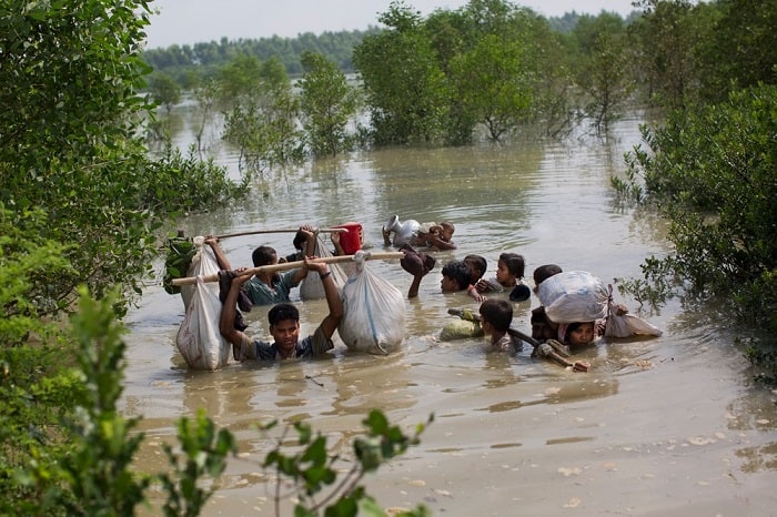 A Rohingya family reaches the Bangladesh border after crossing a creek of the Naf river on the border with Myanmmar, in Cox's Bazar's Teknaf area, Tuesday, Sept. 5, 2017. Photo: Bernat Armangue/AP PHOTO