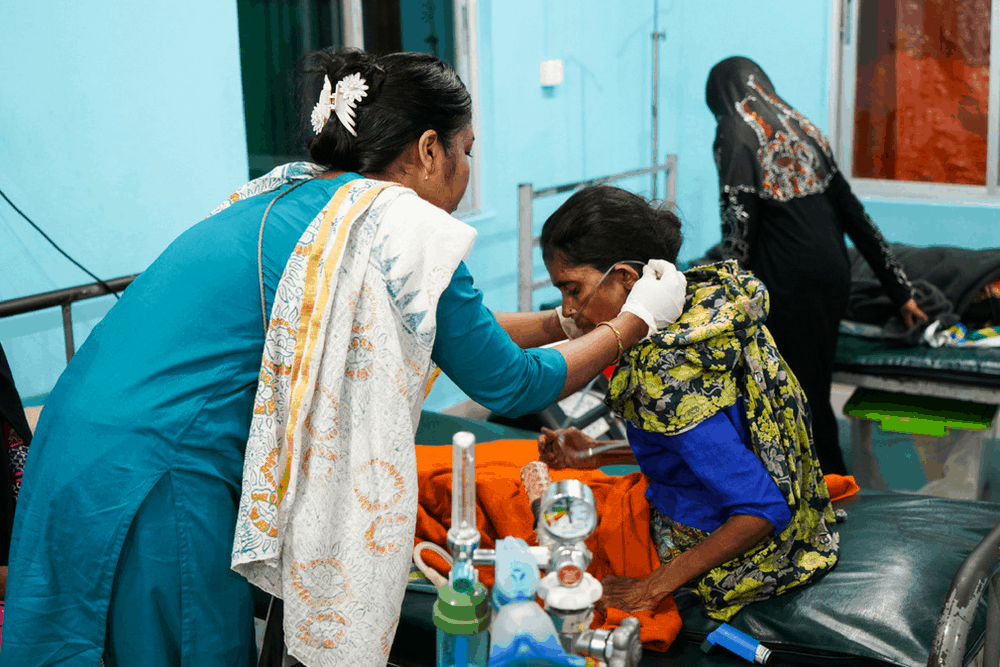 An MSF nurse tends to a patient at MSF’s medical facility in Kutupalong, Bangladesh.
