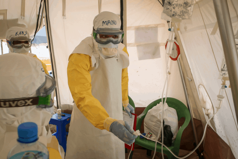 A medical team enters the Ebola treatment centre in Mangina in the Democratic Republic of Congo(DRC)’s North Kivu province. 