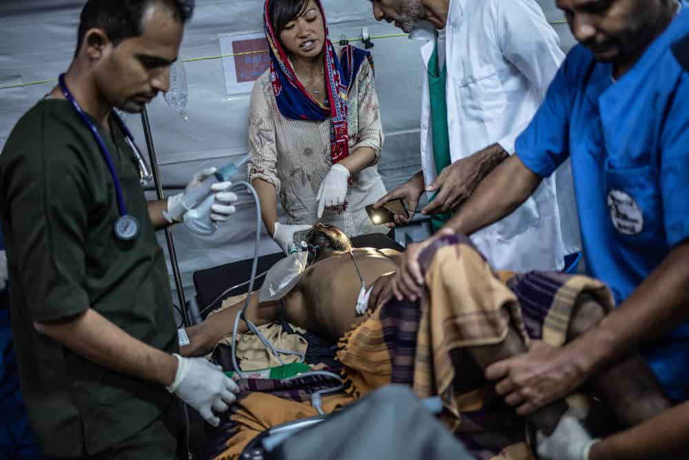 12 December 2018: Anaesthetist Elma Wong (centre) checks on a patient who is suffering from a head injury following a road traffic accident. He is convulsing in the emergency room of MSF surgical hospital in Mocha. AGNES VARRAINE-LECA/MSF