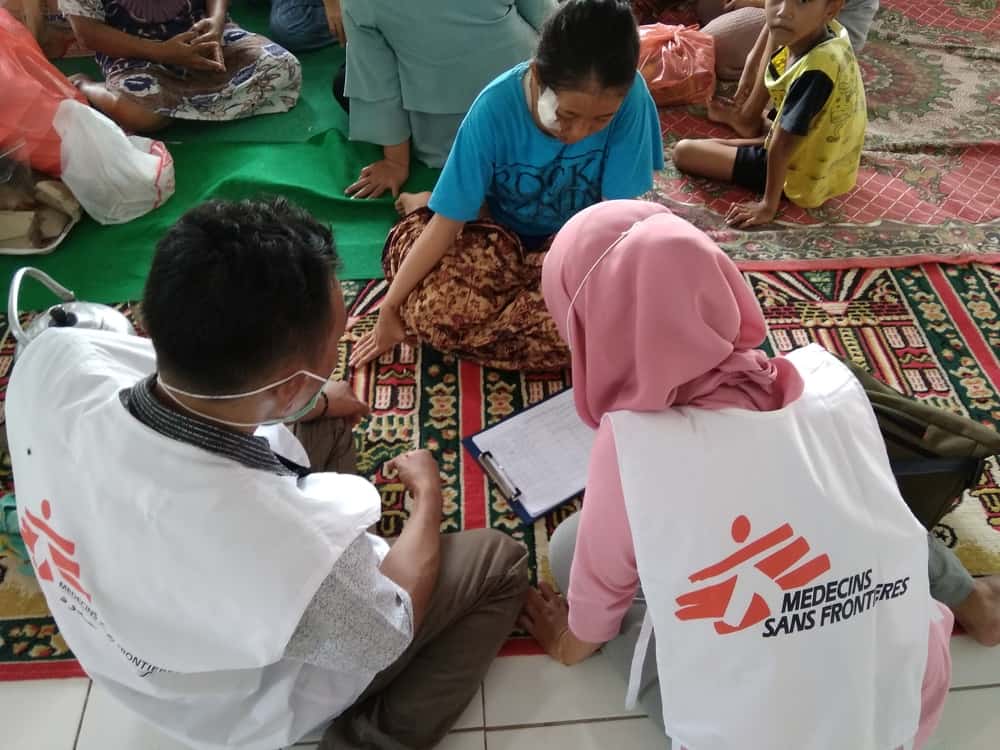 The MSF team visited one of the survivors in an evacuation camp at Susukan Kampong, Sukarame Village, Carita Sub district. Here they met a 13-year-old adolescent who is also a beneficiary of the MSF adolescent health project in Banten.