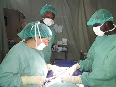 Dr. Bhavna (left) operating on a patient. Photo: MSF