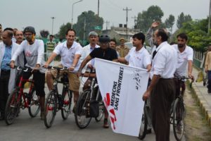 Dr Unni Karunakara (third from right) begins his journey from Srinagar &copy; MSF
