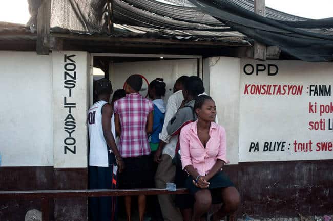 MSF replaced its temporary facility in Léogâne with a building made of shipping containers. © Emilie Régnier