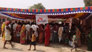 MSF teams distributing shelter kits in Patori, Darbhanga. Photo: MSF