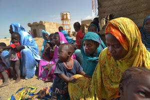 Malian refugees wait to be registered by Mauritanian officials and a local NGO after fleeing Mali in fear for the border in Fassala, Mauritania, July 18, 2012.  © Lynsey Addario/VII