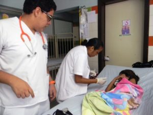 A young patient is cared for by an MSF pediatrician in the emergency room of the public hospital in San Pedro Sula. © Analia Lorenzo/MSF