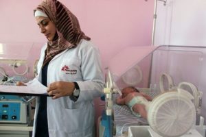 A newborn baby receives care from an MSF nurse in the neonatal unit at the mother and child hospital in Irbid. © Enass Abu Khalaf-Tuffaha/MSF