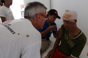 Dr. Johan von Schreeb tends to a patient who was injured during the storm in Guiuan. Philippines 2013 © Caroline Van Nespen/MSF