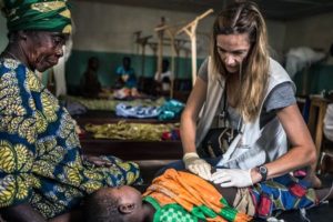 An MSF staff member examines a child in Bouca, where clashes between anti-Balaka and former Séléka forces took place last week. CAR 2013 © Juan Carlos Tomasi/MSF