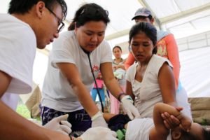 MSF staff attend to patients at a tent hospital in Guiuan.© Baikong Mamid/MSF