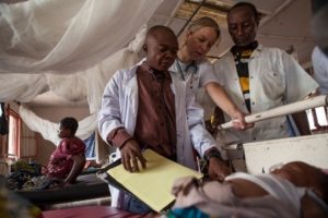 MSF doctors doing rounds in the intensive care ward at Baraka Hospital, South Kivu, DRC, September 2013. &copy; Brendan Bannon