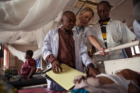 MSF doctors doing rounds in the intensive care ward at Baraka Hospital, South Kivu, DRC, September 2013. &copy; Brendan Bannon