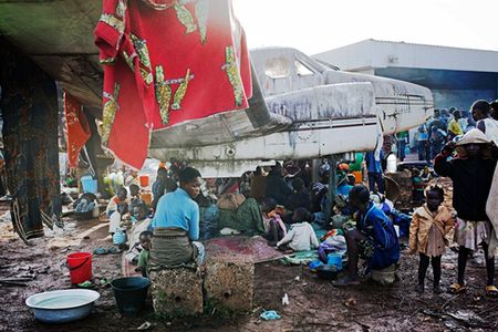 Thousands of people have taken refuge at the Bangui airport. Sanitary conditions are severe and displaced families need humanitarian assistance to cover basic needs. © Camille Lepage/Polaris