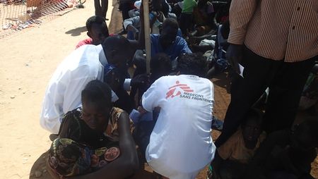 MSF teams triaging patients at the UNMISS camp in Juba. © Kim Clausen