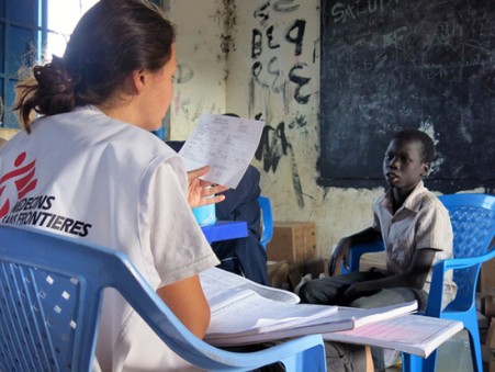An MSF staff member in a consultation with a young patient in a clinic set up in a school in Awerial.© Judy Waguma/MSF