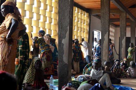 People displaced by violence take shelter in Carnot. © MSF