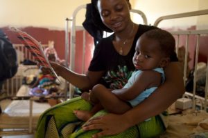Halimatou Traoré and her son Oumar Camara, age 1, hospitalised in Donka Hospital in Conakry, Guinea, for complications due to measles. © N'gadi Ikram/MSF