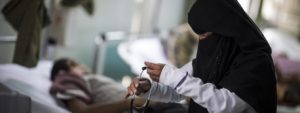 MSF nurse Kawkab Al Sarafi working in the Emergency Room of the Al Koweit university hospital in Sana’a. Photo: Florian SERIEX