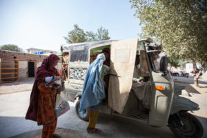 A baby born at the MSF facility at DHQ Hospital in Dera Murad Jamali on 16 November 2018 is taken home by her family in a rickshaw.