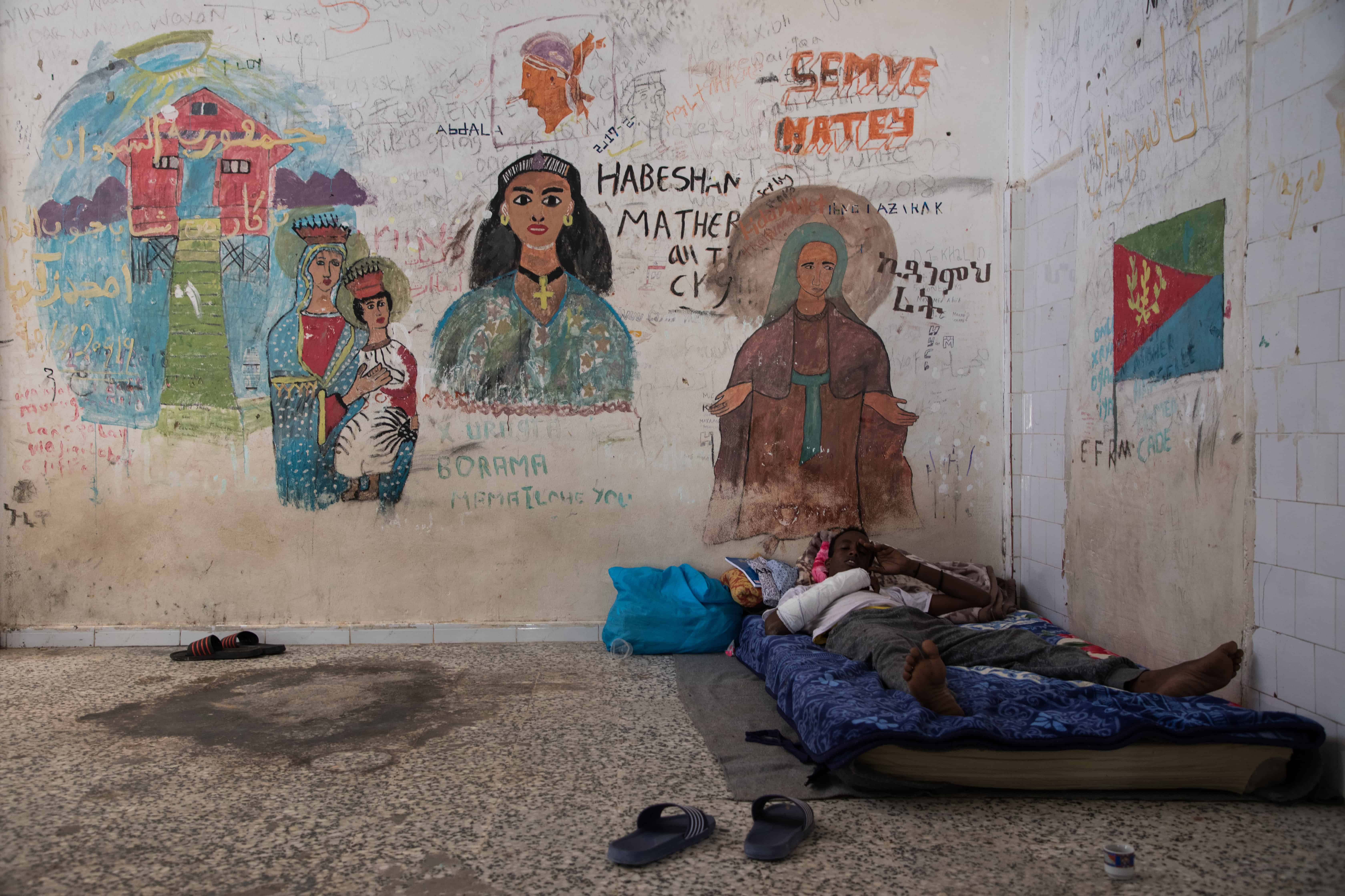 A man gets some rest in the Souq Al-Khamis detention centre, located by the sea in the city of Khoms. Libya, October 2019.
© AURELIE BAUMEL/MSF