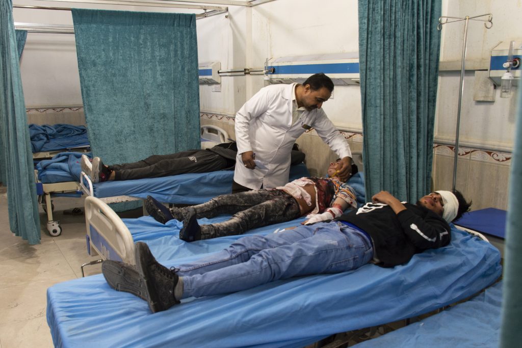 An observer assessing the steps followed by the hospital staff to stabilise the staged condition of a simulated patient during a mass casualty training in Al-Hakim General hospital in Najaf governorate, Iraq. February 2020.
©MSF/HASSAN KAMAL AL-DEEN
