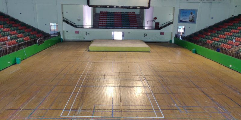 A before and after view of the indoor stadium at Patliputra Sports Complex, Patna, Bihar where MSF is setting up a 100-bed COVID-19 treatment facility to treat patients. ©MSF