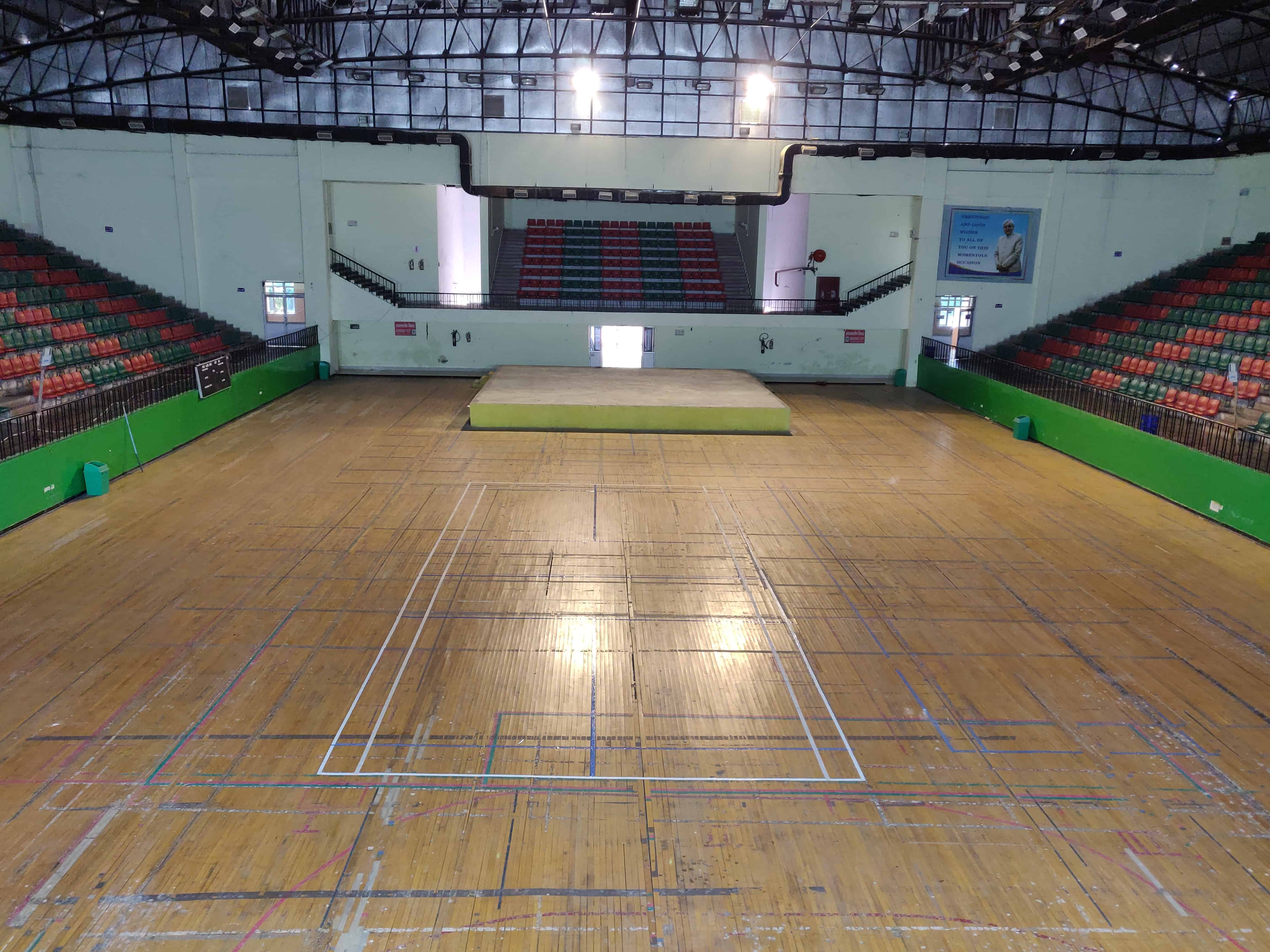 A before and after view of the indoor stadium at Patliputra Sports Complex, Patna, Bihar where MSF is setting up a 100-bed COVID-19 treatment facility to treat patients. ©MSF