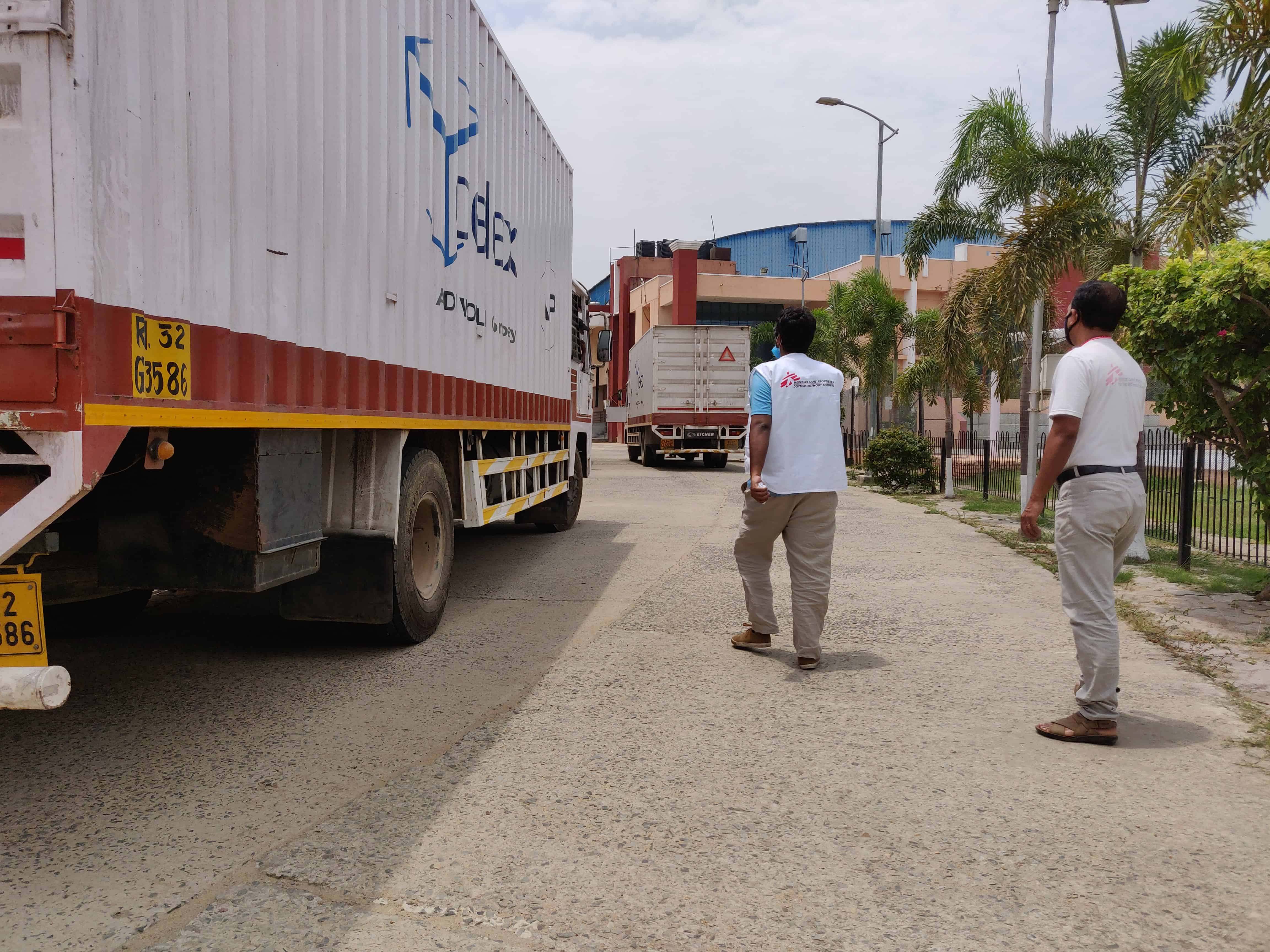 Work is in full swing at Patliputra sports complex, Patna, where an MSF team is converting the indoor sports stadium into a COVID - 19 treatment facility. Here, the logistics team is seen conducting an inspection before unloading the required material, including patient beds and PPEs. © MSF