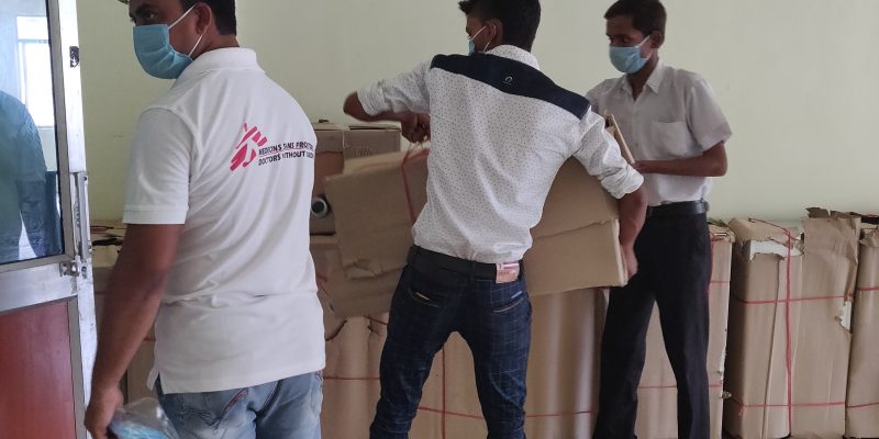 The Logistics team unloading the required material, including beds and PPEs for the MSF's 100-bed COVID treatment facility at Patliputra sports complex, Patna. ©MSF