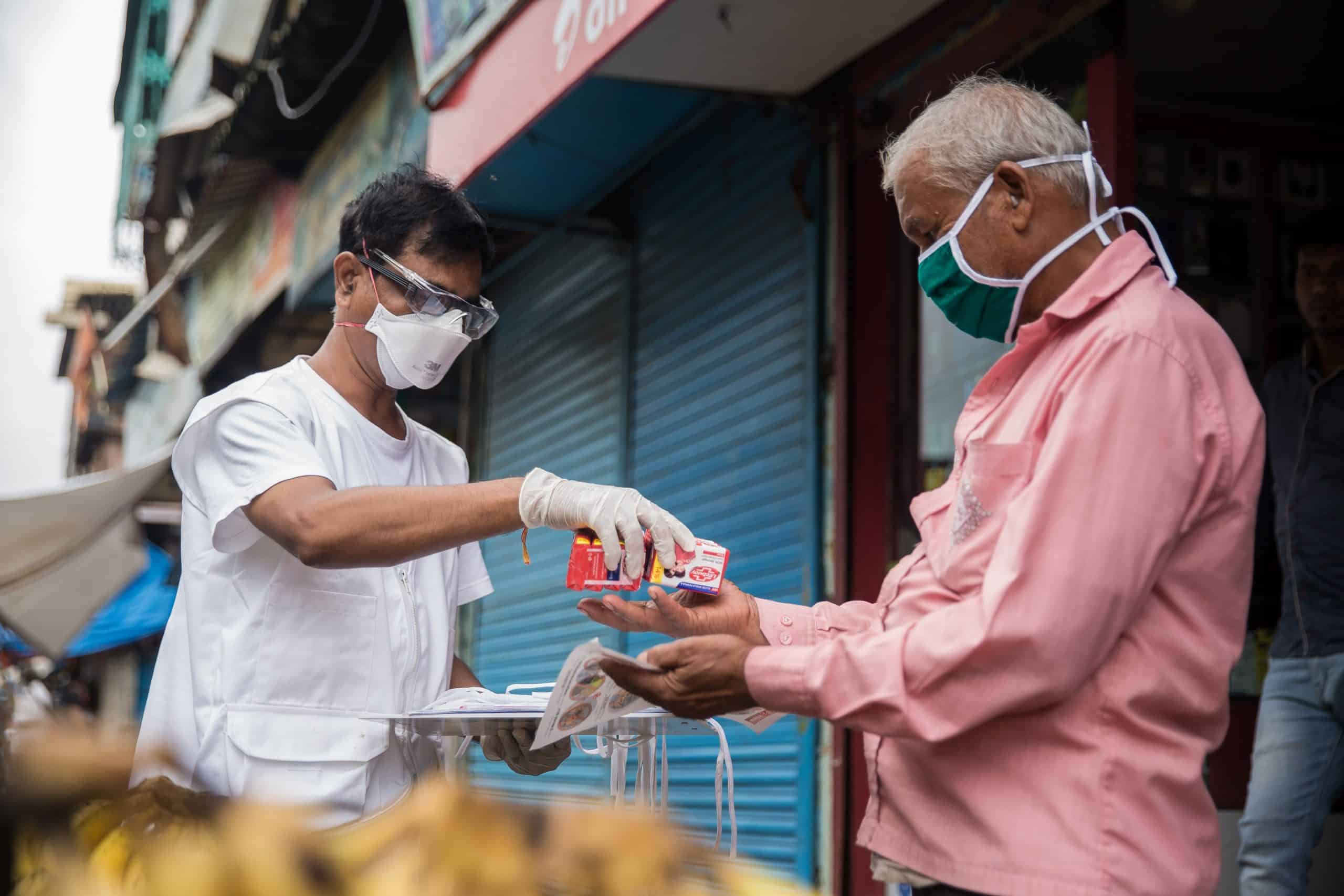 Community Health Educator Ganpat during the Health Promotion activities conducted by MSF in Govandi slums in Mumbai, in order to prevent the spread of COVID-19. © Abhinav Chatterjee/MSF