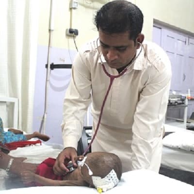 Tufail Ahmad is examining a severely malnourished child admitted in Inpatient Therapeutic Feeding Centre (ITFC) in MSF’s Dera Murad Jamali Project in Baluchistan, Pakistan. Photo: Nasir Ghafoor/MSF