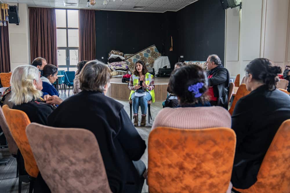 A psychologist from an MSF supported organisation conducts a psychosocial support activity for women and men in Arguvan, on the outskirts of Malatya.