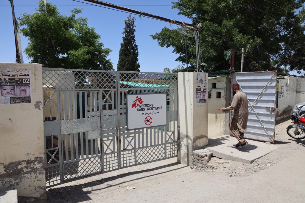 A view of the entrance of the MSF Mother and Child Healthcare facility in Kuchlak, Quetta. Established in 2006, the Quetta-Kuchlak Primary Healthcare Project aimed to improve maternal, newborn, and child health conditions for the local Afghan population.