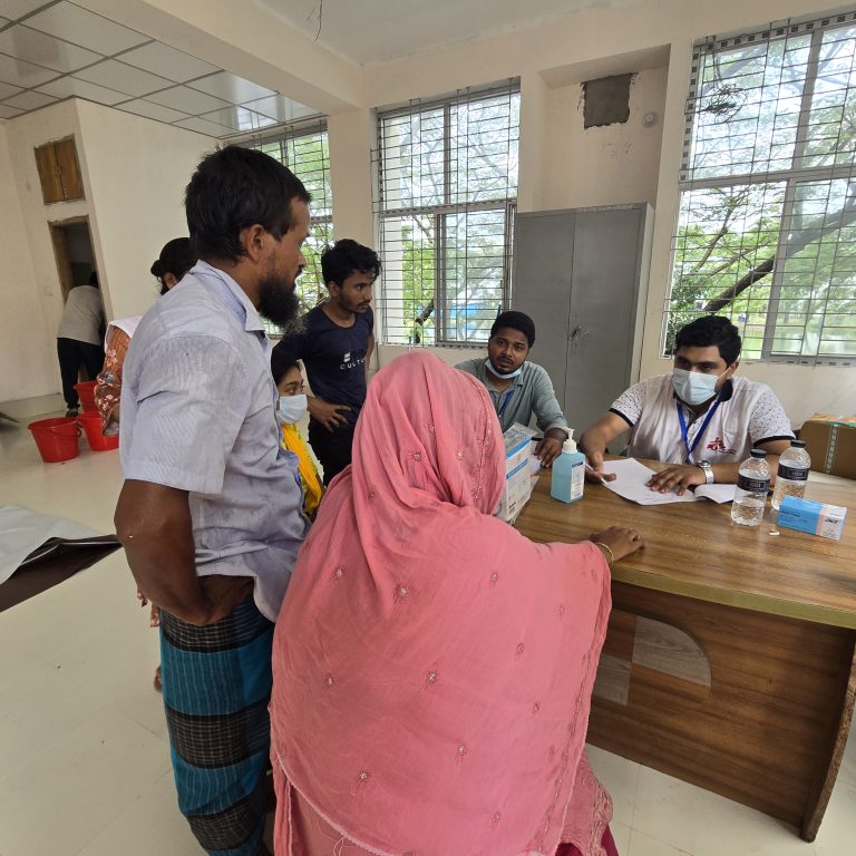 The MSF medical team in Noakhali’s 250-bed Sadar Hospital consulting patients who are suffering from acute watery diarrhea. To optimise patient flow and ensure quality care, MSF implemented triage in the hospital admissions area.